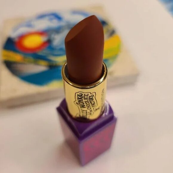 Willy Wonka x REVOLUTION "Wonka Lipstick" - creamy brown - Picture 8 of 12